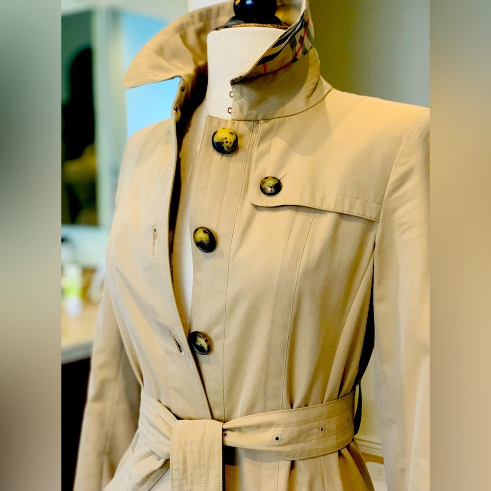 Straight from the runway. Excellent Fit! Bust: 34 Waist: 26.5 Hips: 36 Length:41